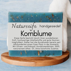 Naturseife Kornblume – Handgesiedete Naturseife aus hochwertigen, naturbelassenen Zutaten. Sanft zur Haut und umweltfreundlich. Dreizack Wien.