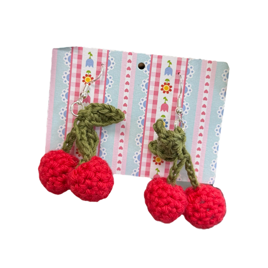 Gehäkelte Ohrringe von Nette Dinge in Motiven Kirschen Motiv, aus allergikerfreundlichem Silber und Baumwollgarn, handgemacht in Österreich, ca. 2–5 cm groß