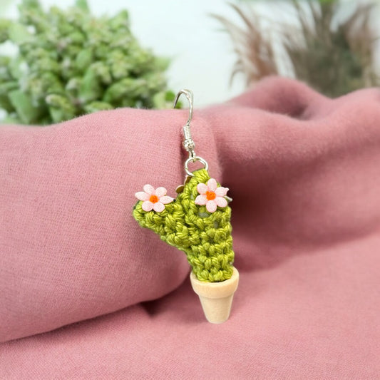 Gehäkelte Ohrringe von Nette Dinge in Motiven Kaktus Motiv, aus allergikerfreundlichem Silber und Baumwollgarn, handgemacht in Österreich, ca. 2–5 cm groß