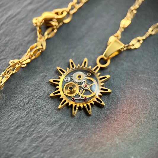 WatchThis „Sol“ handgemachte Halskette – Sonnenförmiger Anhänger aus alten Uhren, 18k vergoldet oder Silber mit Edelstahl. Kettenlänge 44 cm, Anhängergröße 2 cm. Dreizack Wien.