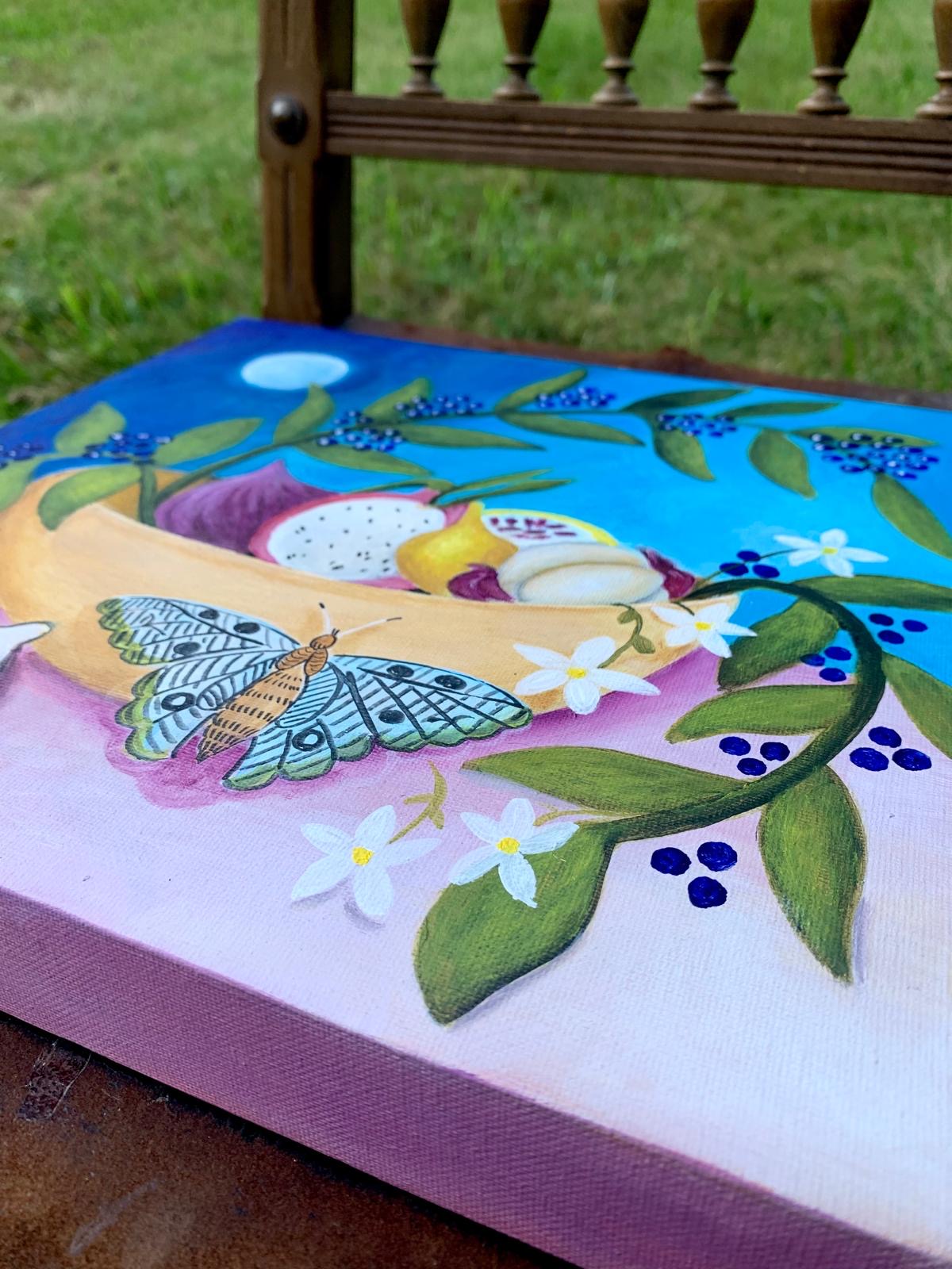 Acrylgemälde „Süße Früchte“ mit Obstkorb, Drachenfrucht, Pflaumen, Schmetterling und Mondlicht auf 40×40 cm Leinwand von Book Fairy Art