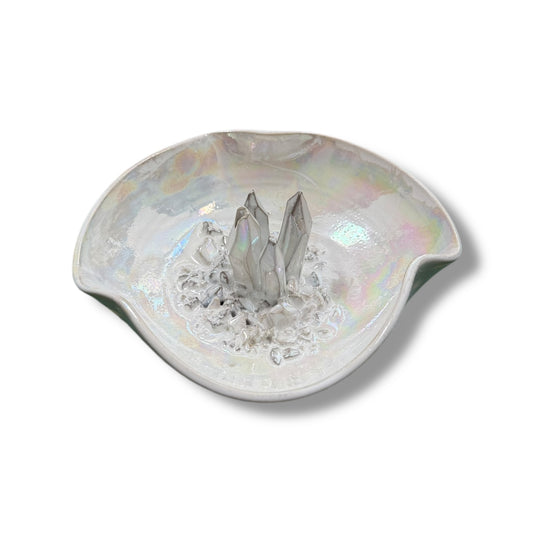 Handgefertigter Räucherstäbchenhalter mit kristallinen Strukturen von Geza Baranyai. Geodenartige Keramikkunst mit Platz für ein Räucherstäbchen, Höhe ca. 5-6 cm, Durchmesser ca. 10 cm bei Dreizack Wien