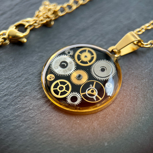 CIRCUM in Gold | Halsketten Unikate aus Uhrwerksteilen