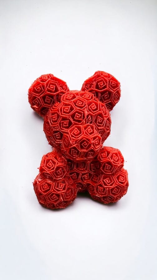 Bär umhüllt von Rosen