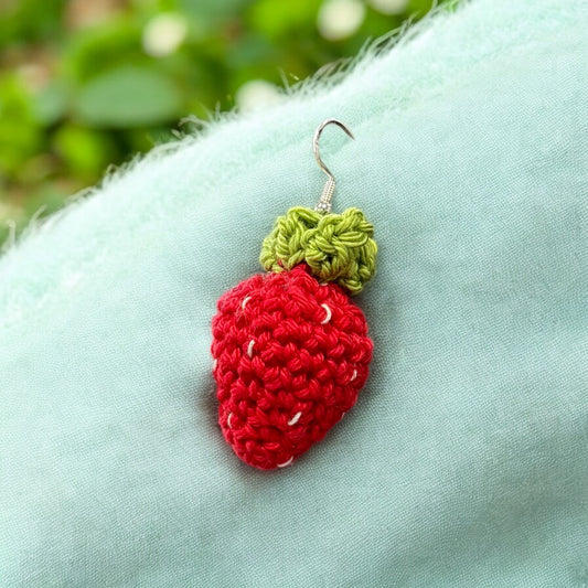 Gehäkelte Ohrringe von Nette Dinge in Motiven Erdbeeren Motiv, aus allergikerfreundlichem Silber und Baumwollgarn, handgemacht in Österreich, ca. 2–5 cm groß