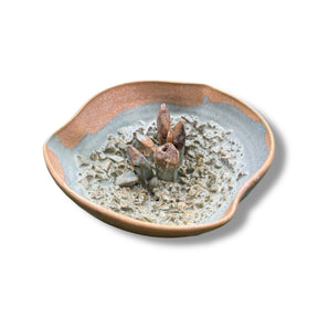 Handgefertigter Räucherstäbchenhalter mit kristallinen Strukturen von Geza Baranyai. Geodenartige Keramikkunst mit Platz für ein Räucherstäbchen, Höhe ca. 5-6 cm, Durchmesser ca. 10 cm bei Dreizack Wien