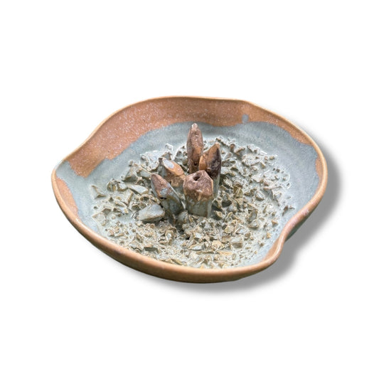 Handgefertigter Räucherstäbchenhalter mit kristallinen Strukturen von Geza Baranyai. Geodenartige Keramikkunst mit Platz für ein Räucherstäbchen, Höhe ca. 5-6 cm, Durchmesser ca. 10 cm bei Dreizack Wien