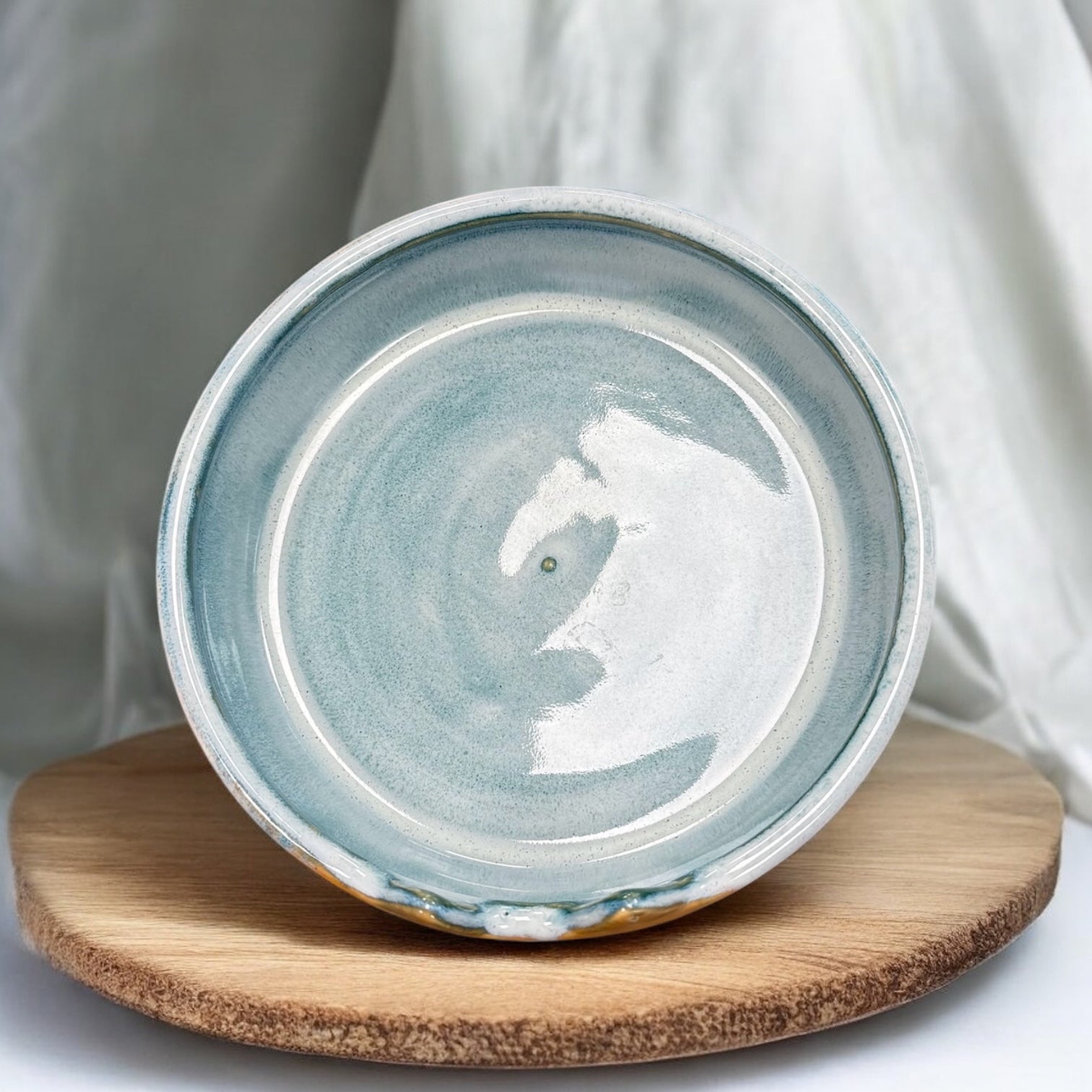 Handgemachter Katzennapf mit Katzenohren und Gesicht von ArtStudioIzzi, ca. 15 cm Durchmesser, 4 cm Höhe, aus Steinzeugkeramik, spülmaschinenfest & lebensmittelecht, stilvoller Napf für Futter oder Wasser.