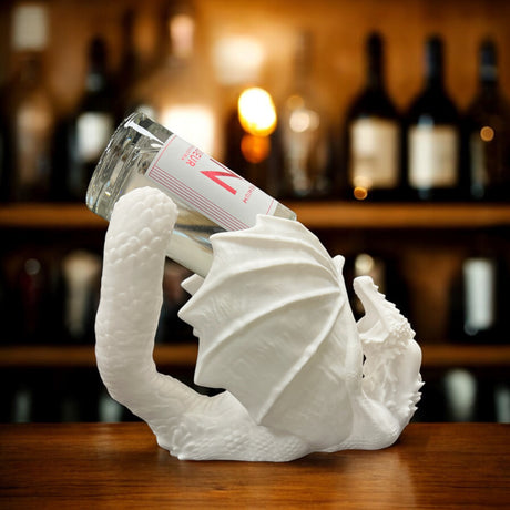 Flaschenhalter Drache – Majestätischer 3D-gedruckter Flaschenhalter aus nachhaltigem Kunststoff, perfekt für Wein, Gin, Whiskey und mehr. Ein außergewöhnlicher Hingucker für jede Bar.
