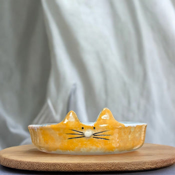Handgemachter Katzennapf mit Katzenohren und Gesicht von ArtStudioIzzi, ca. 15 cm Durchmesser, 4 cm Höhe, aus Steinzeugkeramik, spülmaschinenfest & lebensmittelecht, stilvoller Napf für Futter oder Wasser.