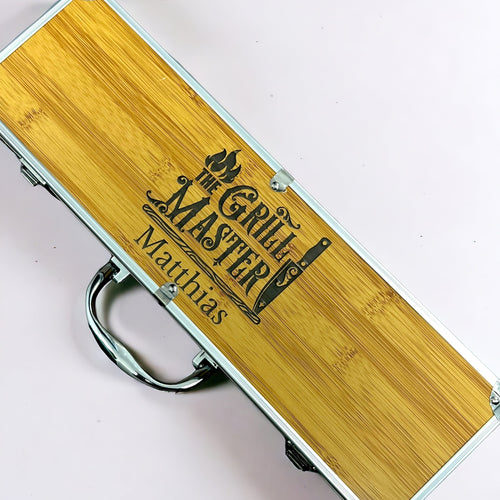 Personalisiertes Grillkoffer Set | Ideal für BBQ-Enthusiasten Personalisiert & Individuell Dreizack Gravuren oesterreich handgemachte geschenke in wien
