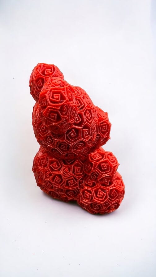 Bär umhüllt von Rosen