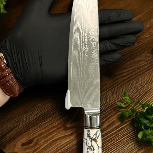 Profiküchenmesser mit VG10-Kernstahl und 67 Schichten Damaststahl, Griff aus weißem und rotem Marmor, mit individueller Gravurmöglichkeit. Hochwertiges und langlebiges Messer für präzises Schneiden.