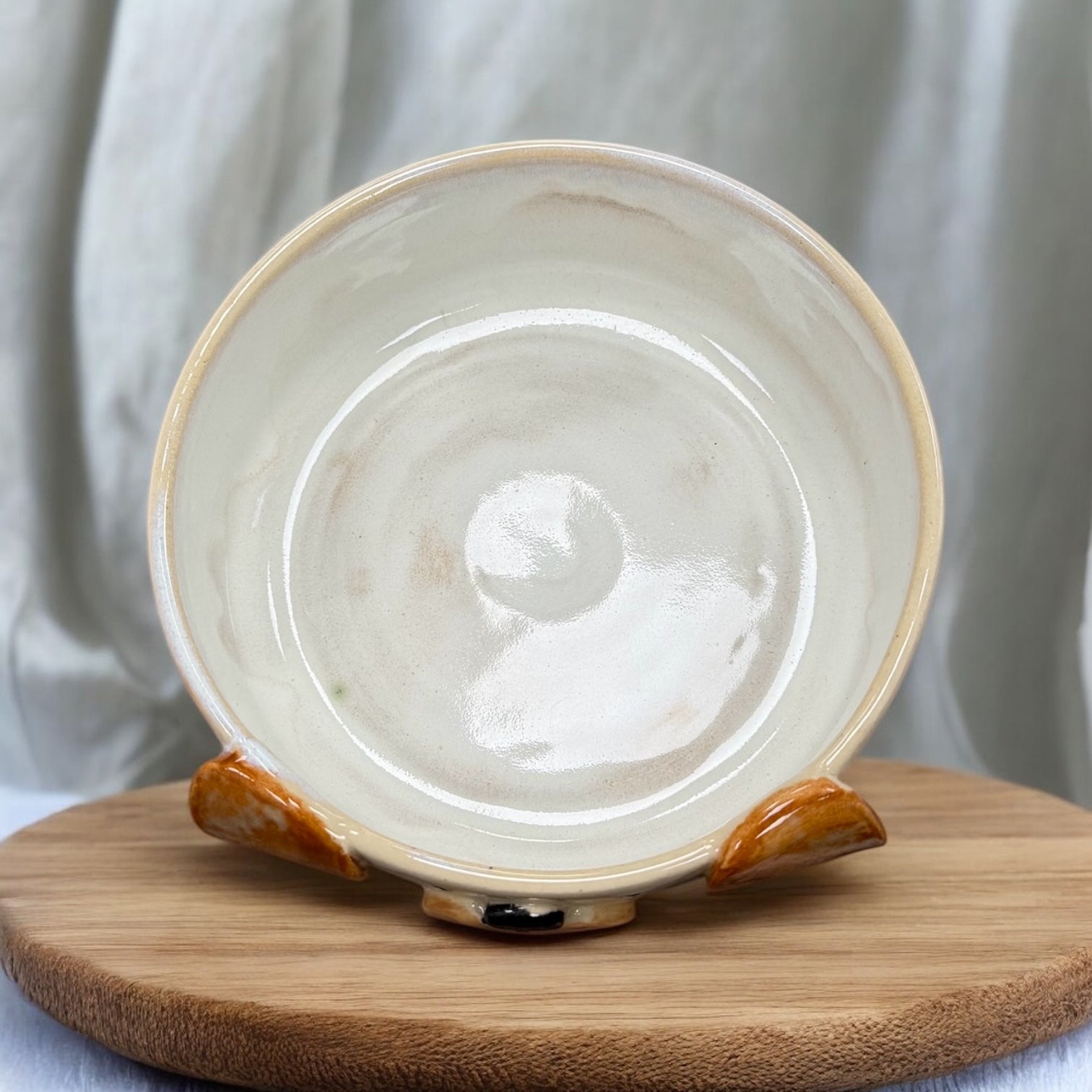 Handgemachter Hundenapf mit Hundegesicht von ArtStudioIzzi, 17 cm Durchmesser, 5,5 cm Höhe, aus Steinzeugkeramik, spülmaschinenfest, liebevoll designtes Hundefuttergeschirr.