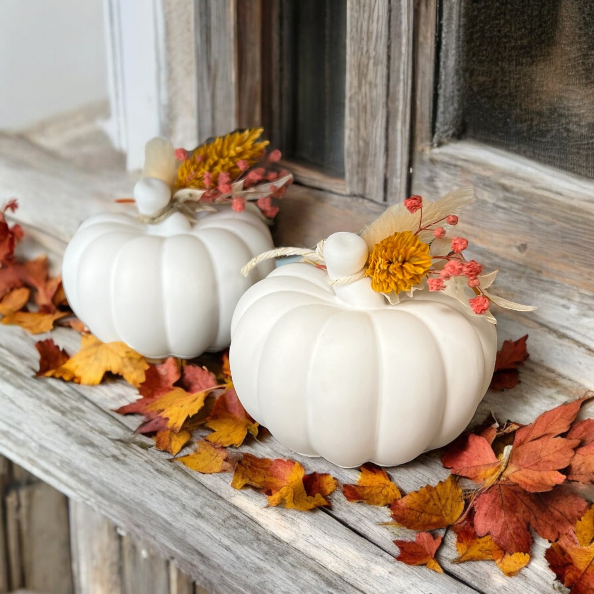 Handgemachte Kürbisdeko aus Gießbeton mit Trockenblumen, herbstliche Tischdekoration, kleine Beton-Kürbisfigur, stilvolle Herbstdeko, perfekte Geschenkidee.