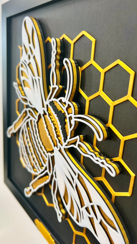 Honigbiene im Holzrahmen | Layered Art & 3D-Druck