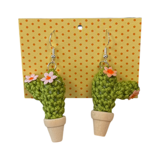 Gehäkelte Ohrringe von Nette Dinge in Motiven Kaktus Motiv, aus allergikerfreundlichem Silber und Baumwollgarn, handgemacht in Österreich, ca. 2–5 cm groß