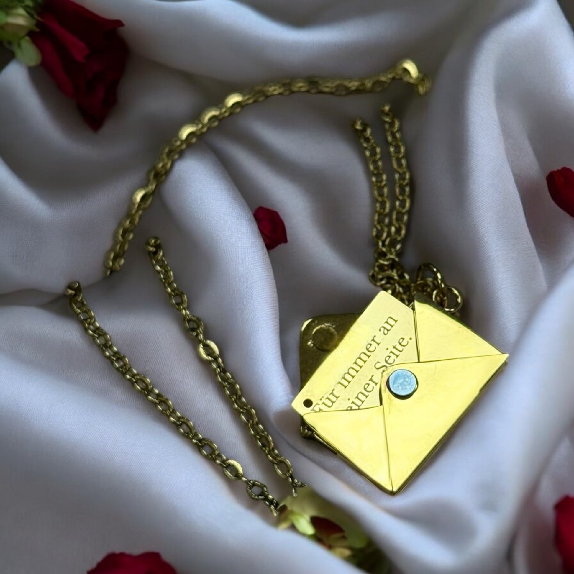 Personalisierte Brief-Halskette mit Gravur, handgefertigt in Wien, 18K vergoldet oder in Silber erhältlich, romantisches Geschenk für sie & ihn, versteckte Nachricht, einzigartiger Schmuck.