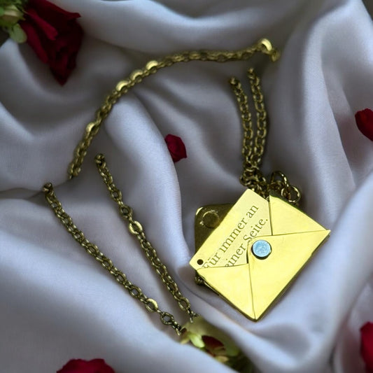 Personalisierte Brief-Halskette mit Gravur, handgefertigt in Wien, 18K vergoldet oder in Silber erhältlich, romantisches Geschenk für sie & ihn, versteckte Nachricht, einzigartiger Schmuck.