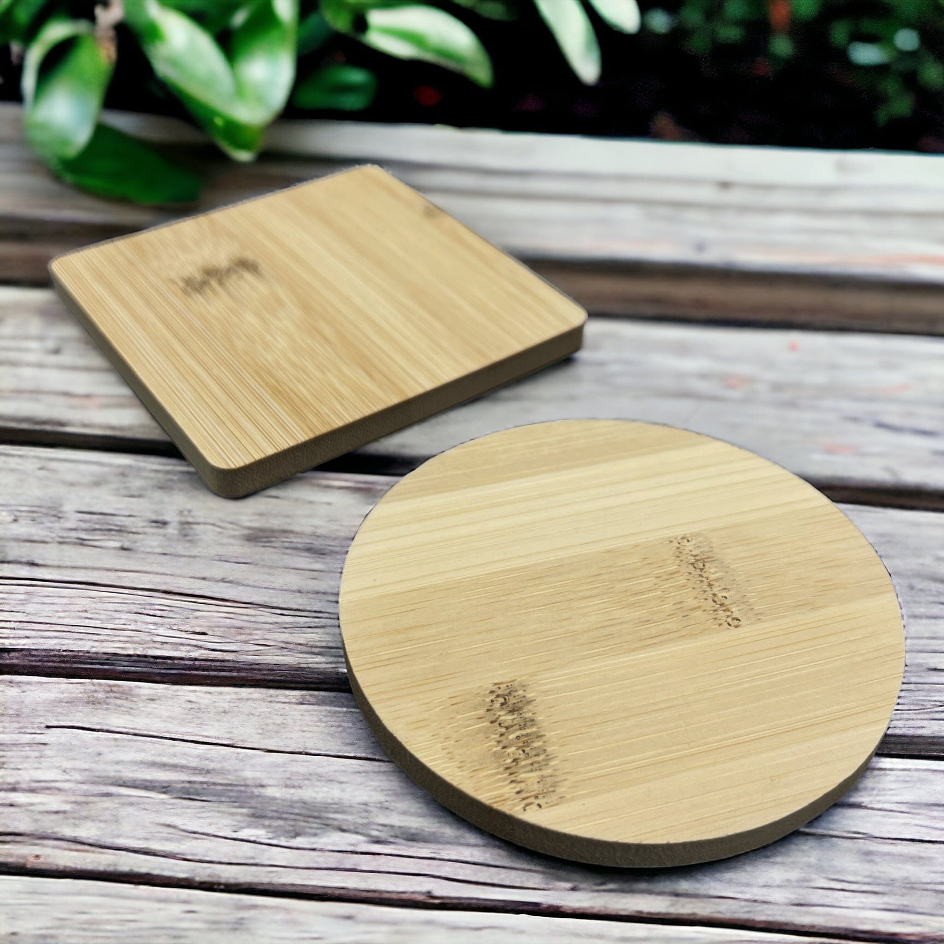 MOKU | Holzuntersetzer mit Wunschgravur Personalisiert & Individuell Dreizack Gravuren oesterreich handgemachte geschenke in wien