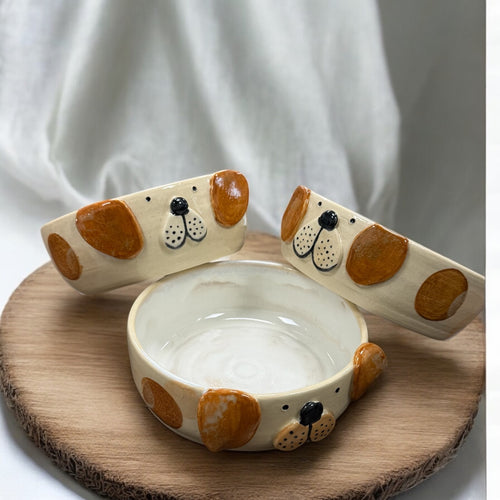 Handgemachter Hundenapf mit Hundegesicht von ArtStudioIzzi, 17 cm Durchmesser, 5,5 cm Höhe, aus Steinzeugkeramik, spülmaschinenfest, liebevoll designtes Hundefuttergeschirr.