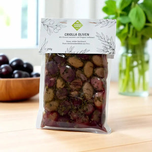 Marinierte Criolla-Oliven aus Peru – Handgeerntet, mariniert mit Knoblauch, Olivenöl und Oregano, perfekt für Antipasti, Tapas und Salate, nachhaltig produziert.