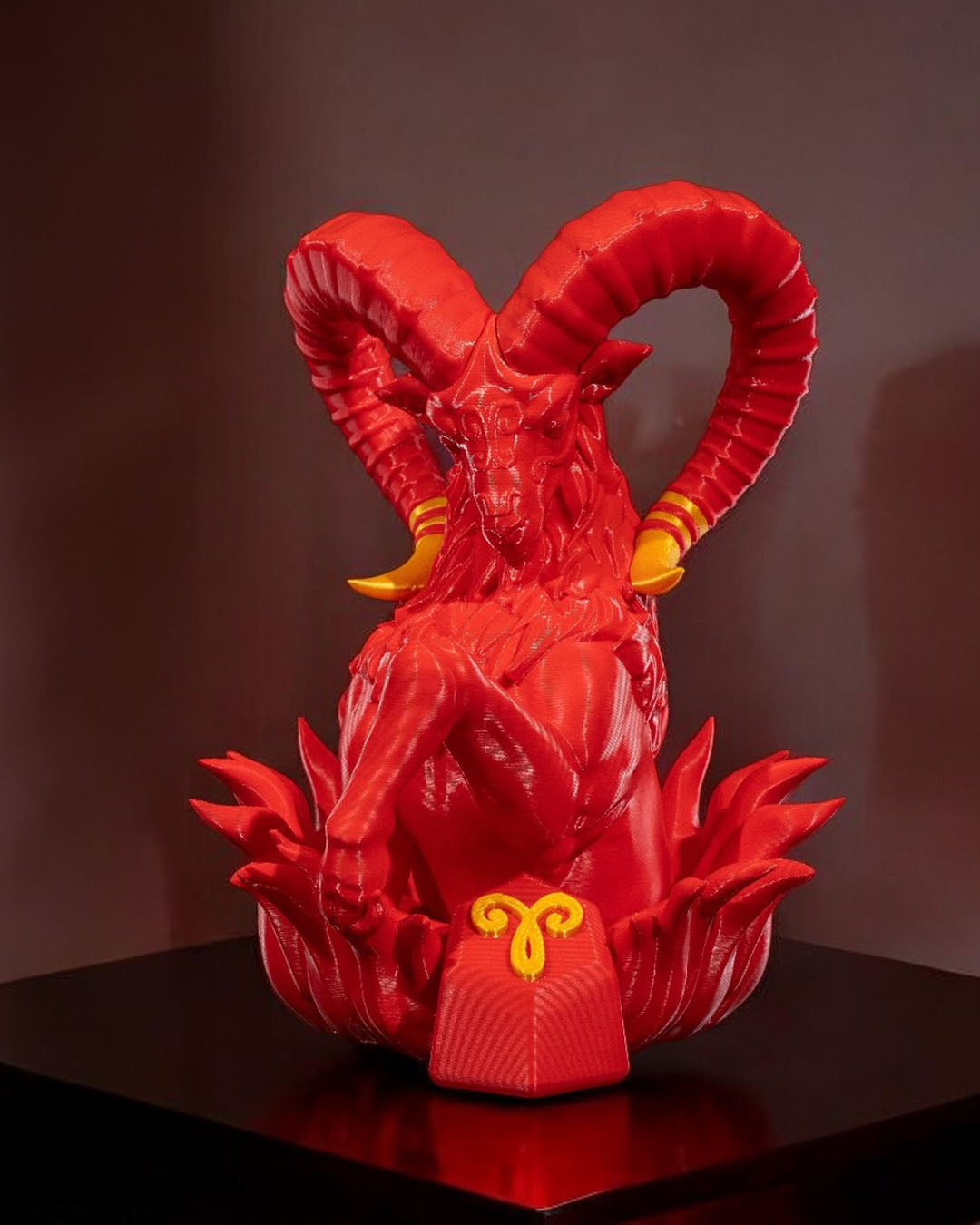 Aries-Figur (Widder) aus 3D-Druck, stilvoll und minimalistisch, mit Sternbild auf der Unterseite. Nachhaltig aus PLA (Maisstärke), in zwei Größen und Farbvarianten. Perfekt für Widder-Geborene (21. März – 19. April).