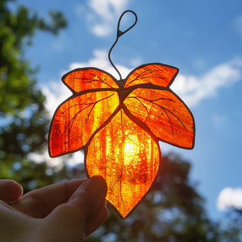 Herbstblatt Glaskunst Orange | Magpie Castle Tiffany-Technik 10×10 cm – Handgemachte Fensterdeko Herbstmotiv Österreich