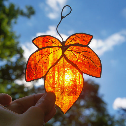 Herbstblatt Glaskunst Orange | Magpie Castle Tiffany-Technik 10×10 cm – Handgemachte Fensterdeko Herbstmotiv Österreich