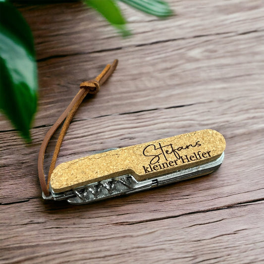 Personalisierbares Taschenmesser aus Holz, PU-Lederband (vegan) und Edelstahl mit Gravur, vielseitiges Multifunktionstool, nachhaltig produziert und individuell graviert in Wien.