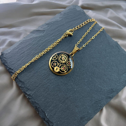 CIRCUM in Gold | Halsketten Unikate aus Uhrwerksteilen