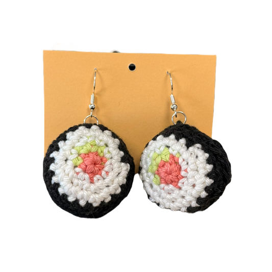 Gehäkelte Ohrringe von Nette Dinge in Motiven Sushi Motiv, aus allergikerfreundlichem Silber und Baumwollgarn, handgemacht in Österreich, ca. 2–5 cm groß