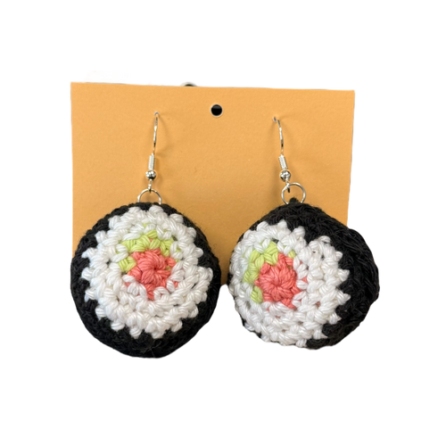 Gehäkelte Ohrringe von Nette Dinge in Motiven Sushi Motiv, aus allergikerfreundlichem Silber und Baumwollgarn, handgemacht in Österreich, ca. 2–5 cm groß