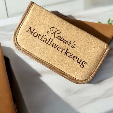 Personalisiertes Werkzeugset in gravierter Korkbox mit 24-teiligem Inhalt, perfektes Geschenk für Heimwerker, DIY-Fans und Wohnungseinzug, nachhaltig und lokal graviert in Wien.