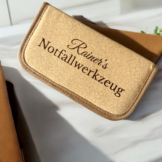 Personalisiertes Werkzeugset in gravierter Korkbox mit 24-teiligem Inhalt, perfektes Geschenk für Heimwerker, DIY-Fans und Wohnungseinzug, nachhaltig und lokal graviert in Wien.