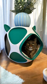 PetPod Katzenhaus von Dreizack in realer Wohnumgebung – Katze liegt entspannt im individuell gestaltbaren Designer-Katzenhaus