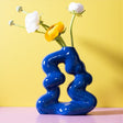 Bubbly Vase Dunkelblau – handgefertigte Keramikvase aus Wien von RnD Studio