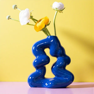 Bubbly Vase Dunkelblau – handgefertigte Keramikvase aus Wien von RnD Studio