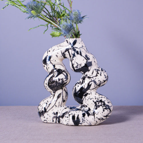 Bubbly Vase schwarz-weiß gesprenkelt – handgefertigte Keramik aus Wien