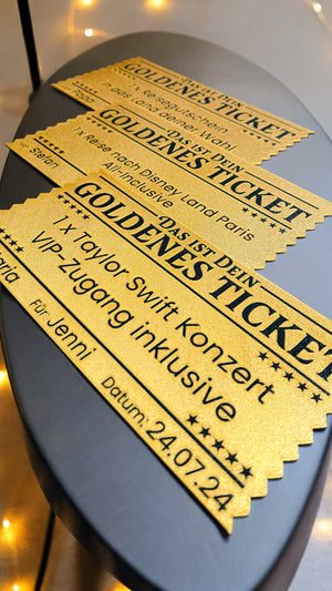 Dreizack Goldenes Ticket – Individuell personalisierbares Ticket aus 3D-Druck, 24 x 12 cm, aus kompostierbarem PLA in Gold. Robust und flexibel, ideal als besonderes Geschenk für Events.