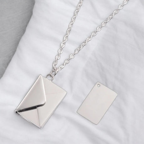 Personalisierte Brief-Halskette mit Gravur, handgefertigt in Wien, 18K vergoldet oder in Silber erhältlich, romantisches Geschenk für sie & ihn, versteckte Nachricht, einzigartiger Schmuck.