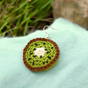 Gehäkelte Ohrringe von Nette Dinge in Motiven Kiwi Motiv, aus allergikerfreundlichem Silber und Baumwollgarn, handgemacht in Österreich, ca. 2–5 cm groß