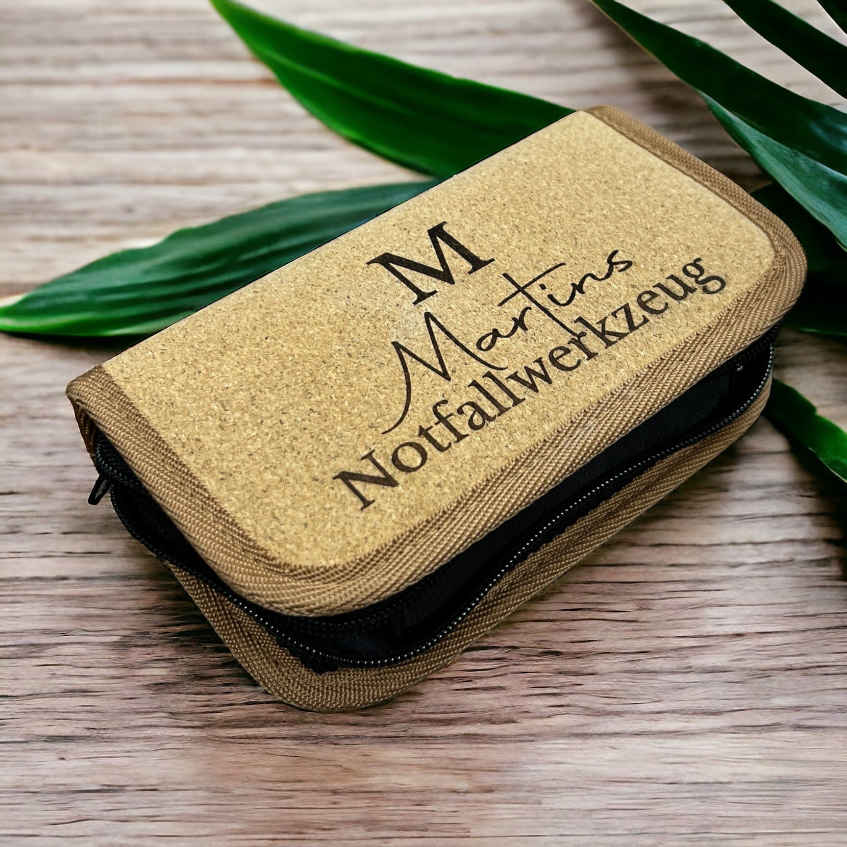 Personalisiertes Werkzeugset in gravierter Korkbox mit 24-teiligem Inhalt, perfektes Geschenk für Heimwerker, DIY-Fans und Wohnungseinzug, nachhaltig und lokal graviert in Wien.