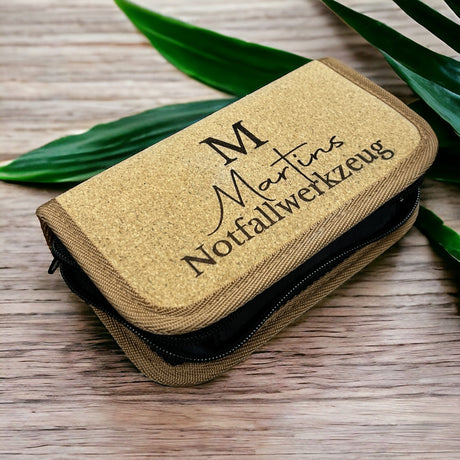 Personalisiertes Werkzeugset in gravierter Korkbox mit 24-teiligem Inhalt, perfektes Geschenk für Heimwerker, DIY-Fans und Wohnungseinzug, nachhaltig und lokal graviert in Wien.
