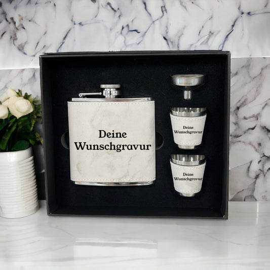 Elegantes Flachmannset mit Wunschgravur | Weiß mit Marmor-Look Flachmann-Sets Dreizack Gravuren oesterreich handgemachte geschenke in wien