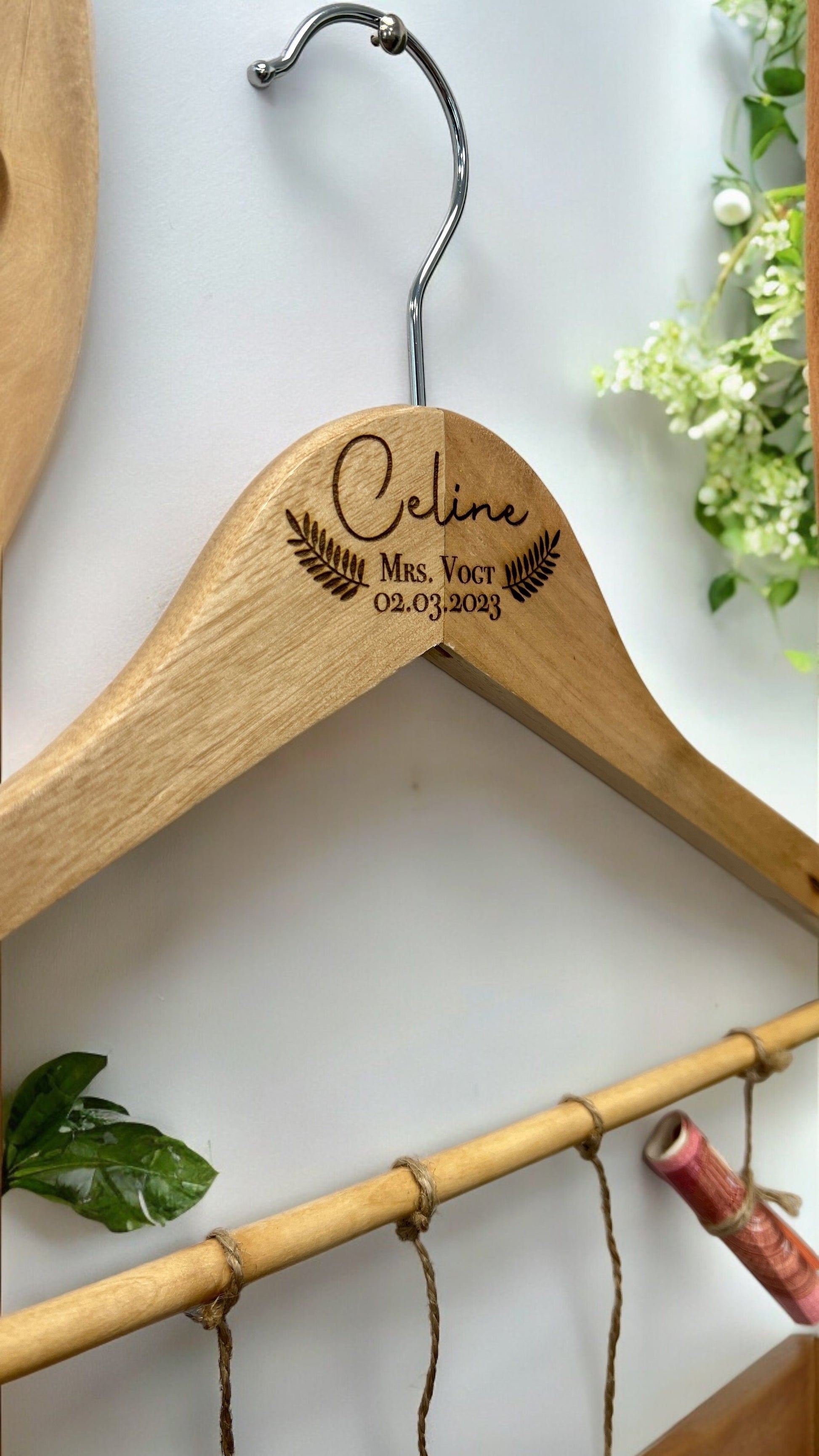 Personalisierte Kleiderhänger | Süßes Highlight für jede Hochzeit Kleiderhaken Dreizack Gravuren oesterreich handgemachte geschenke in wien