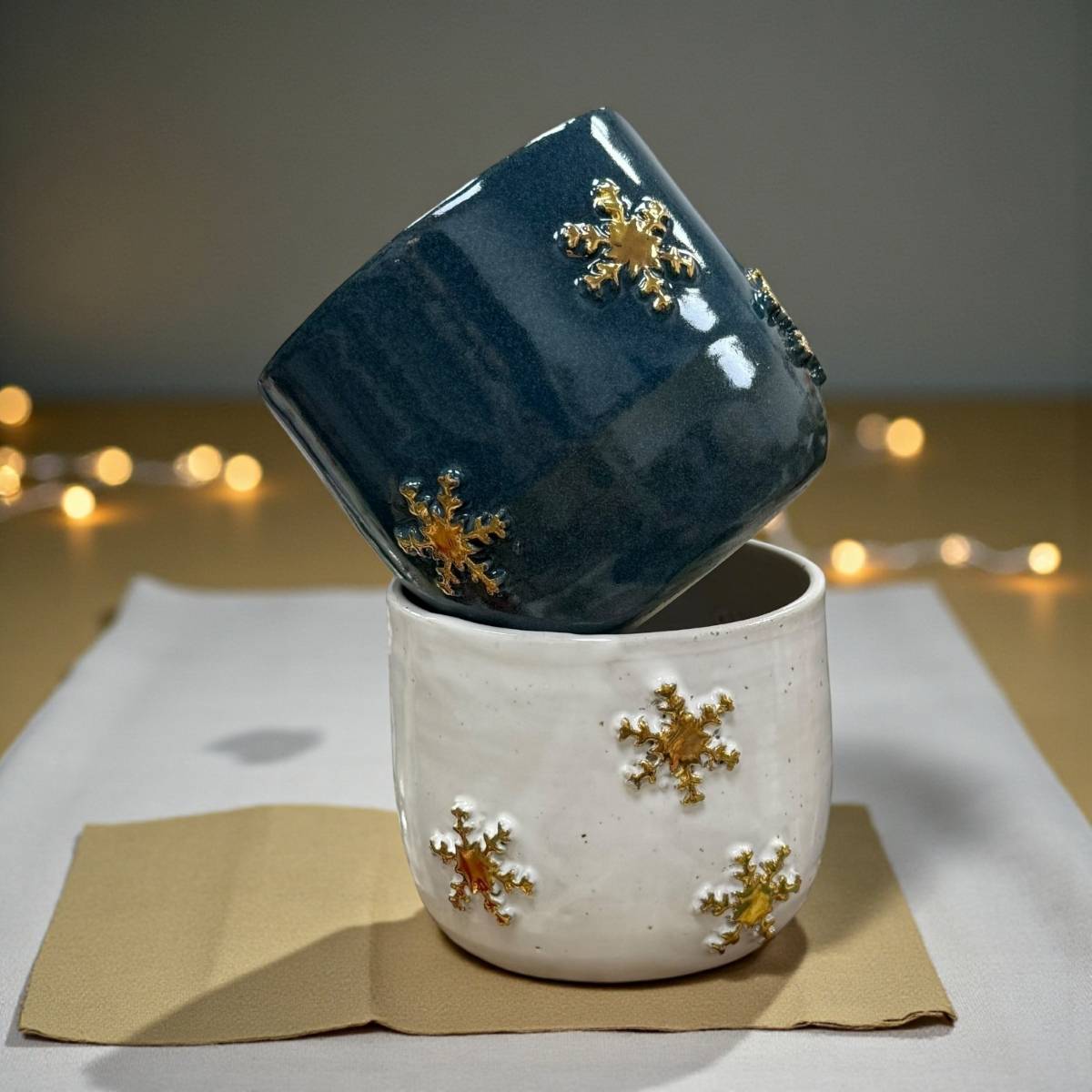 Cappuccinobecher Snowflake – handgefertigter Steinzeugbecher mit Echtgold