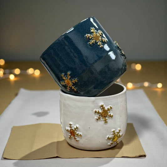 Cappuccinobecher Snowflake – handgefertigter Steinzeugbecher mit Echtgold