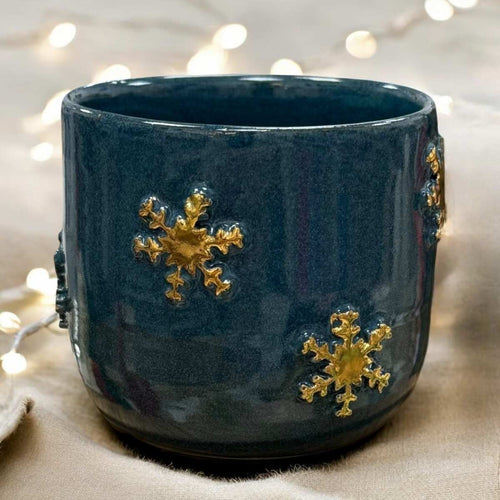 Cappuccinobecher Snowflake – handgefertigter Steinzeugbecher mit Echtgold Blau
