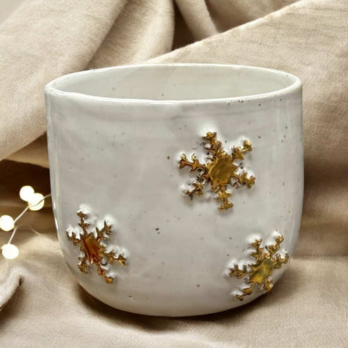 Cappuccinobecher Snowflake – handgefertigter Steinzeugbecher mit Echtgold Weiß